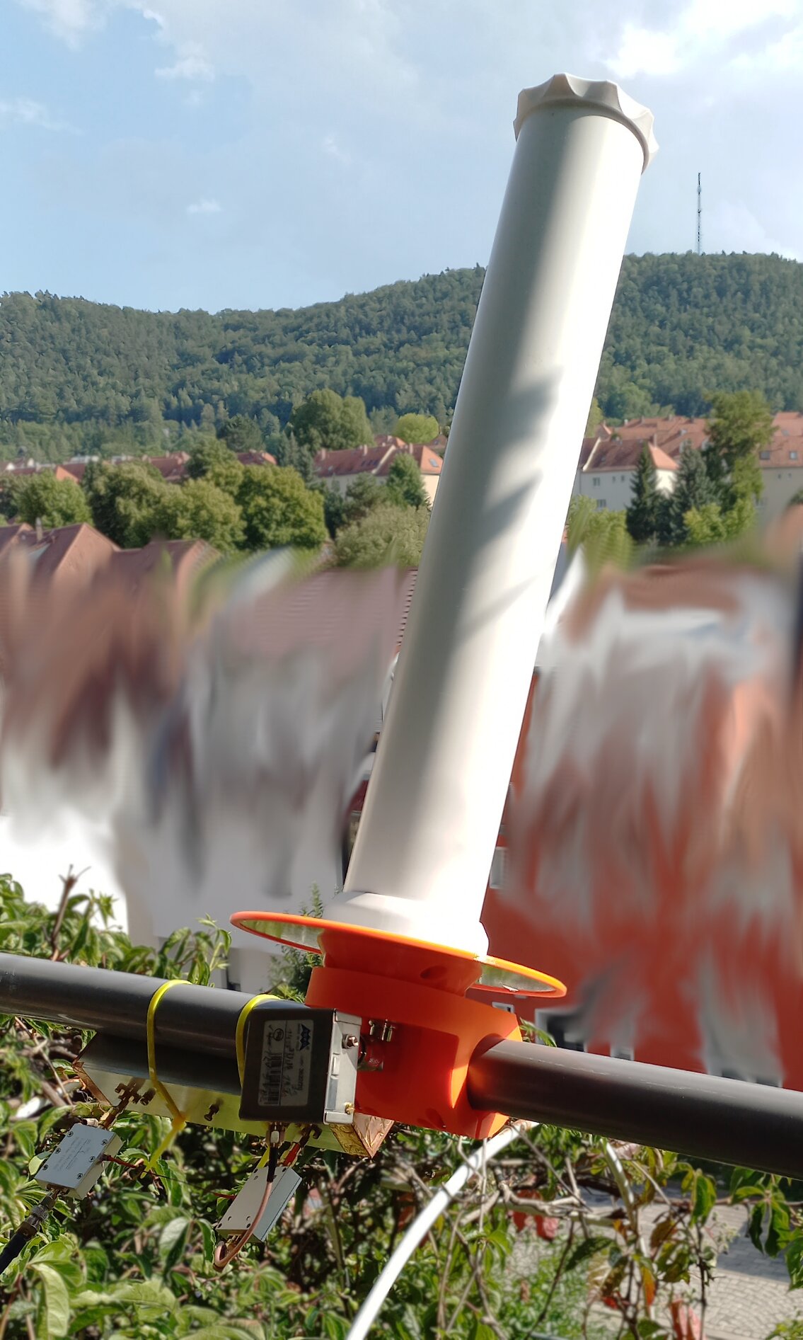 nolle.engineering 10-turn L-Band H1 helix on a boom, with the Jena broadcast mast on the ridge behind