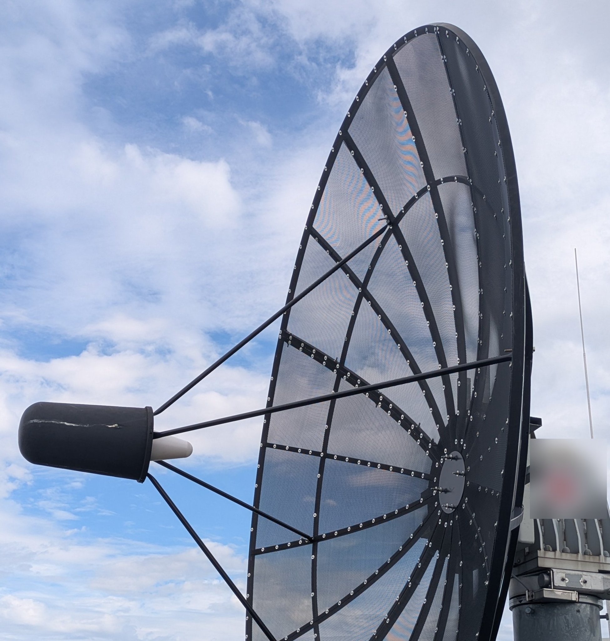 3 m KTI/SAMI mesh dish with a 2.2 GHz IceConeFeed at the prime focus